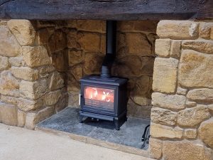Fireplace stove installation with flue liner/